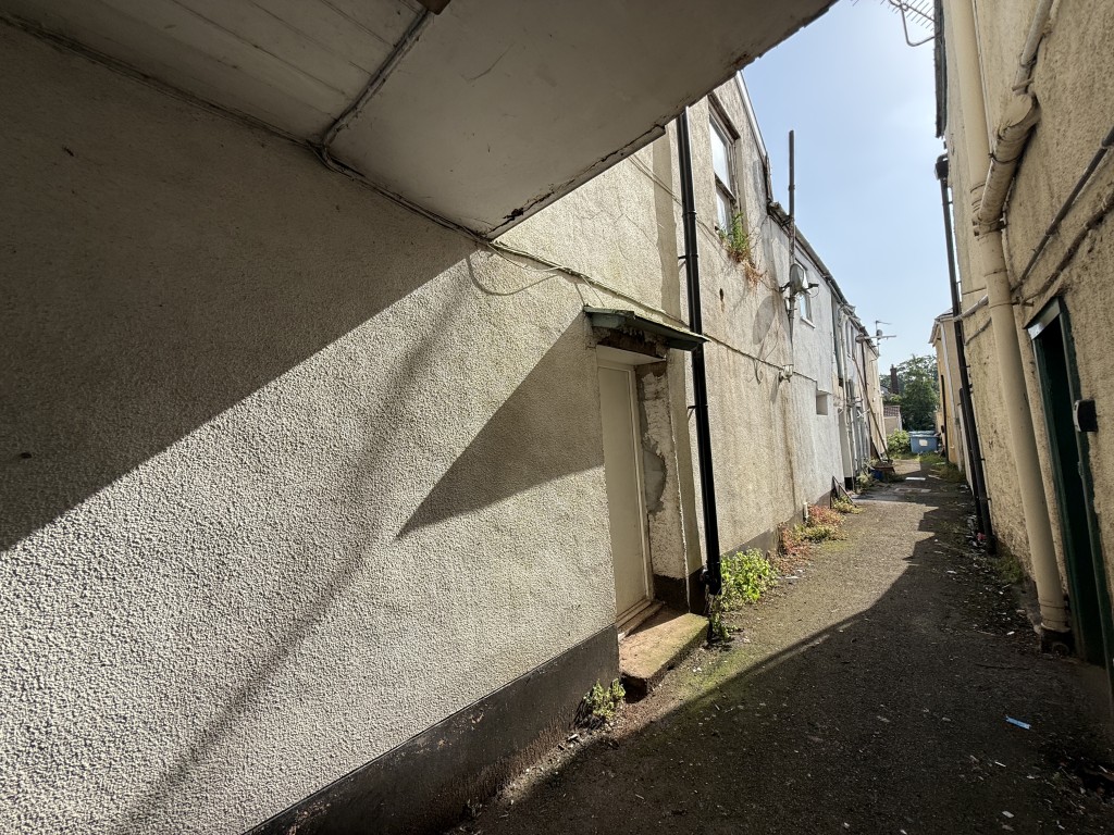 Lot: 76 - MIXED USE FREEHOLD PROPERTY WITH POTENTIAL - Side access to the property